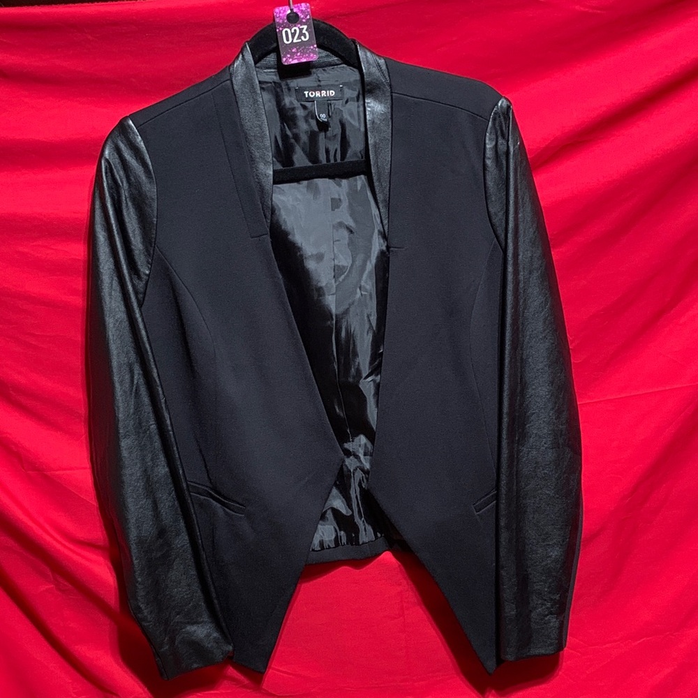 #O 005 size 00 Torrid Black Faux Leather Sleeve Blazer